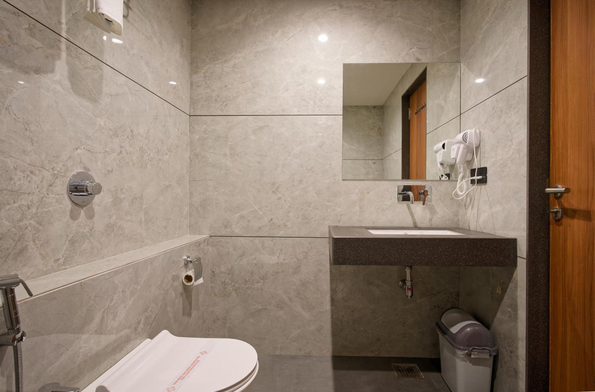 Plenteous Inn Ahmedabad Exterior foto