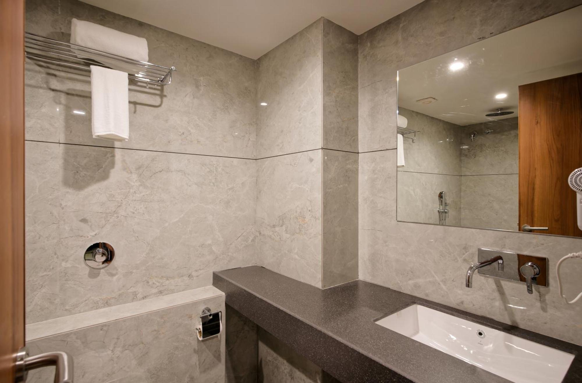 Plenteous Inn Ahmedabad Exterior foto