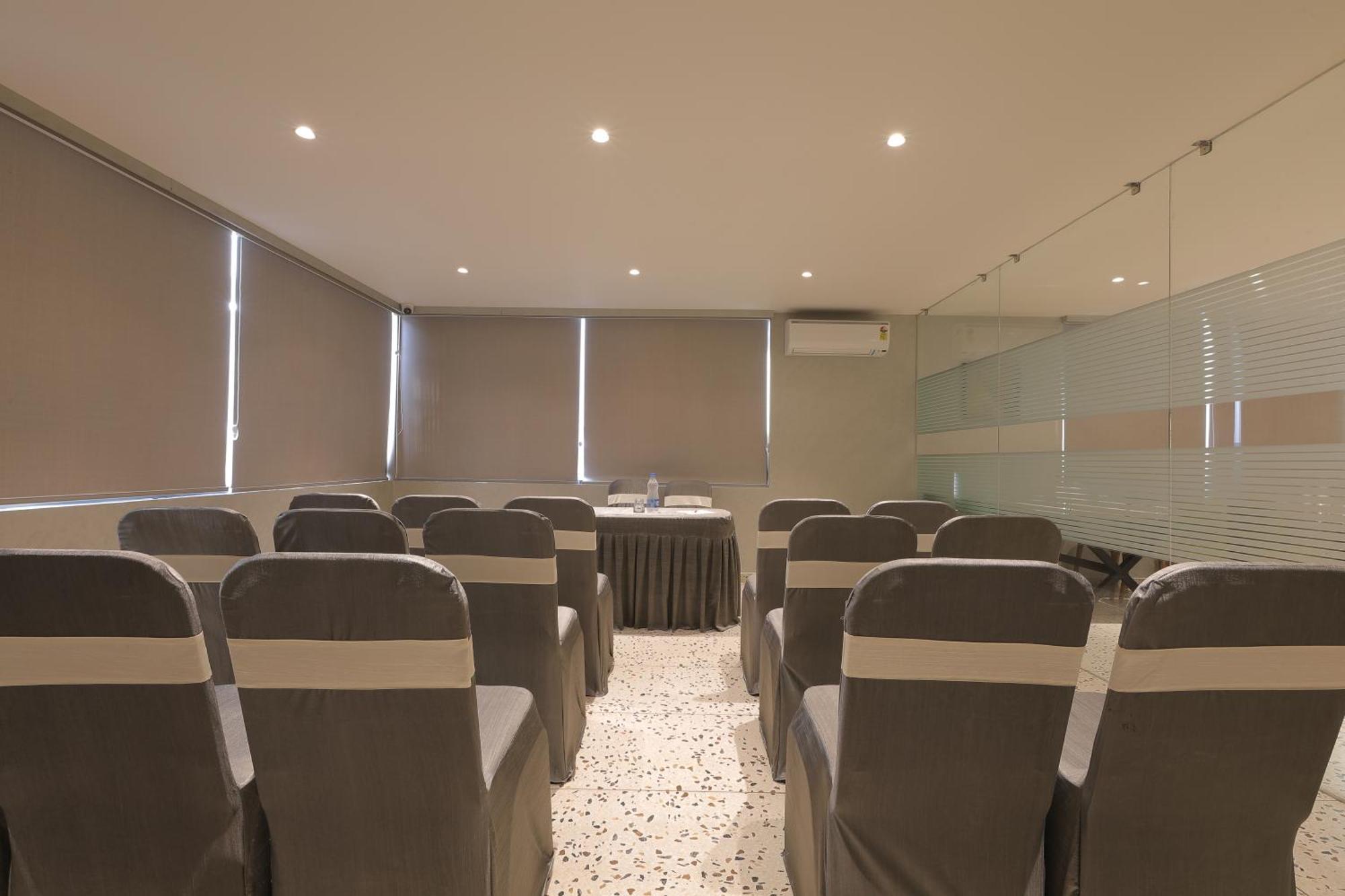 Plenteous Inn Ahmedabad Exterior foto