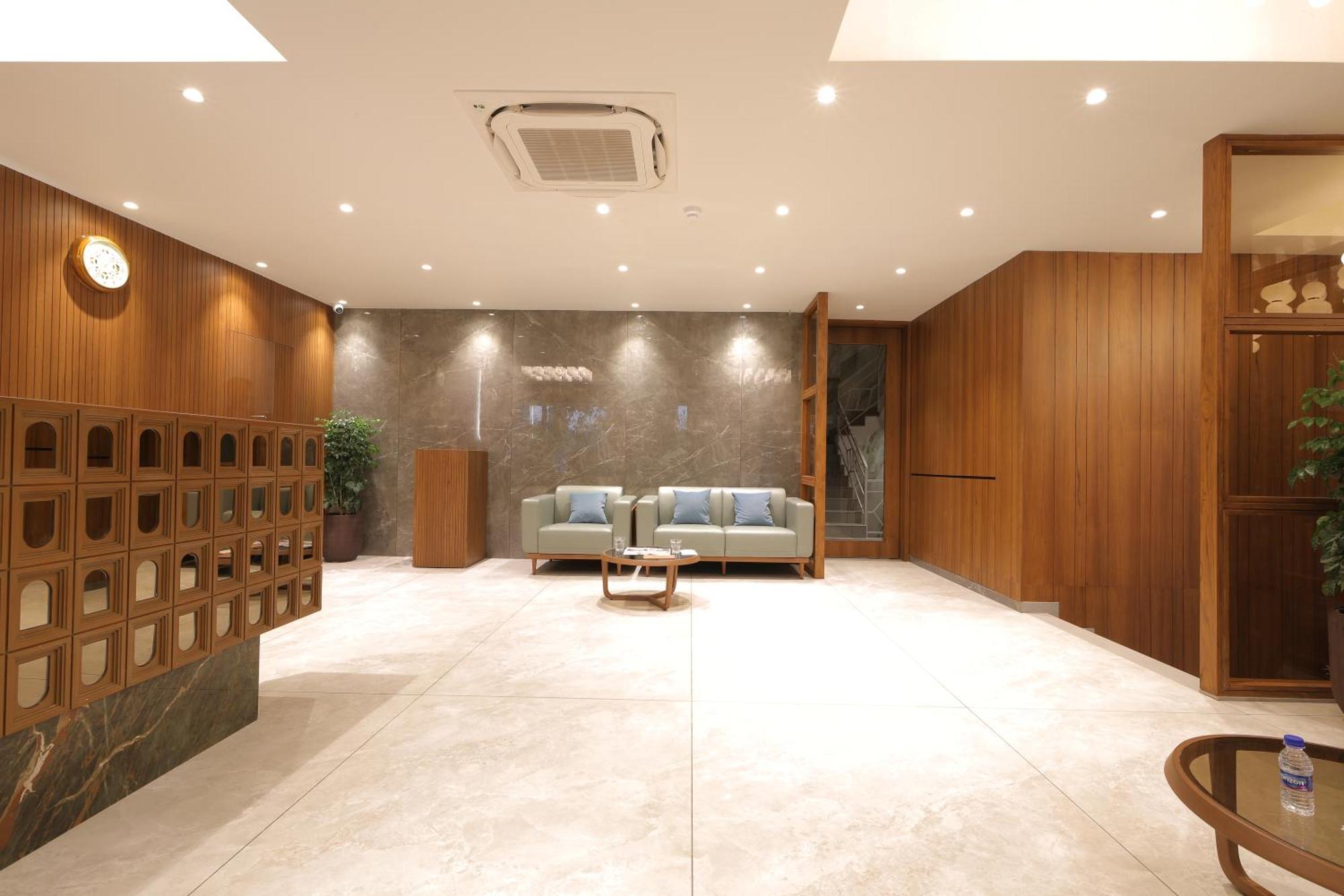 Plenteous Inn Ahmedabad Exterior foto